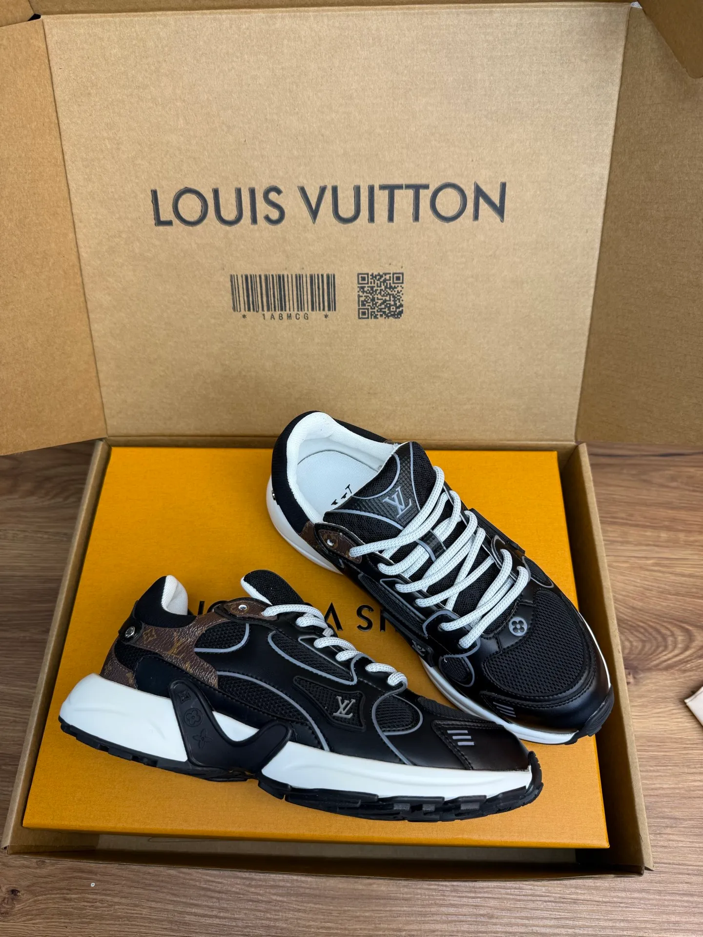 Men's shoes 💰600💰 🌈LV | Louis Vuitton 2025𝐬𝐬 🧡💚2025 spring and summer new style top version‼ ️The original version is the same. The counter specializes in the latest casual shoes. Hard goods are new🆕 🔥🔥🔥Top version: Couple model LV Louis Vuitton L House Donkey brand The latest Olympia series Couple model Silver Horn King Casual sneakers Running shoes This LV Olympia sneaker combines mesh fabric and metallic synthetic leather and other technical fabrics to reinterpret the classic running shoe design with a neat and simple design. Lightweight EVA outsole provides a stretchy fit. Rich details such as Monogram embossing and LV letters establish recognition. Exquisite packaging at the delivery counter 🛍📦 ▪️Fabrics: Original imported technical fabric + mesh ▪️Inner lining: Original customized breathable mesh ▪️Sole: Original molded rubber foam material ▪️Sole thickness: 3.5CM ▪️Size: 35--45 (customized for women 40 and men 45)